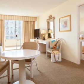 Rideaux avec lambrequins simples dans le salon