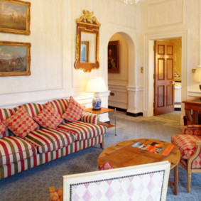 Canapé confortable à rayures