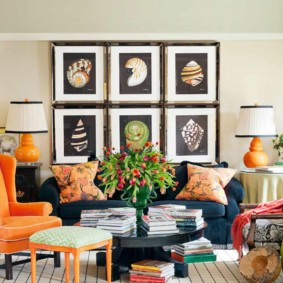 Des tas de livres sur une table basse