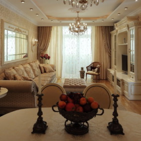 Projecteurs sur un plafond à deux niveaux