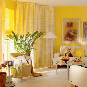 Couleur jaune à l'intérieur du salon