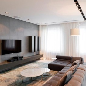 Mur gris dans une pièce avec des rideaux blancs