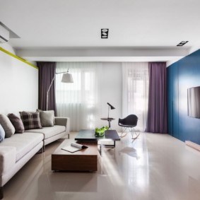 Télévision noire sur mur bleu