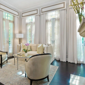 Pelmets durs sur les fenêtres du salon