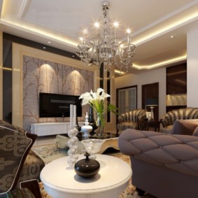 Fleurs fraîches dans un vase en verre