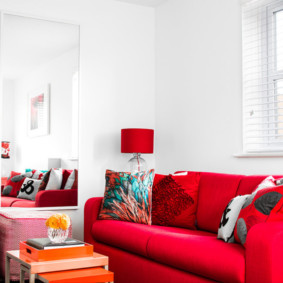 Canapé rouge dans une salle blanche