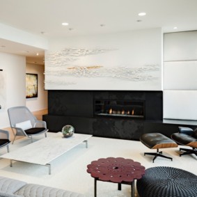 Spoturi pe tavanul livingului cu șemineu