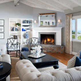 Interiorul unei case de țară cu șemineu