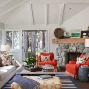 Raft din lemn pe un șemineu de piatră