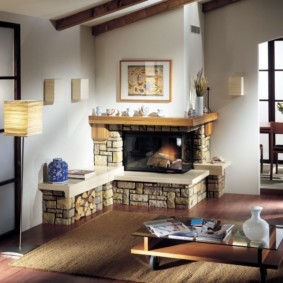Șemineu în colț într-o cameră de zi în stil rural