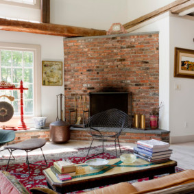 Urme de funingine pe un șemineu din cărămidă