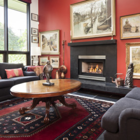 Peretele roșu în interiorul sălii