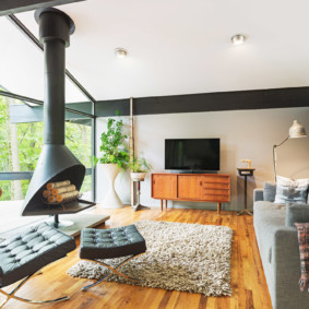 Șemineu agățat într-o cameră cu ferestre mari