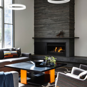 Piatră neagră pe portalul șemineului