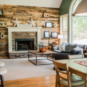 Tuns din lemn în sufragerie