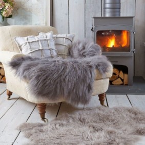 Șemineu aragaz în fața unui scaun din hol