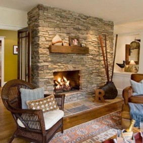 Zona de ședere în fața șemineului din sufragerie
