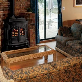 Șemineu metalic în stil retro