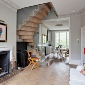 Șemineu în camera de zi a unei case cu două etaje