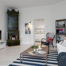 Șemineu în colț în sala stilului scandinav