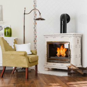 Țevă cu coș negru peste un șemineu alb