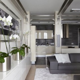 Orchidées en fleurs dans des pots en acier inoxydable