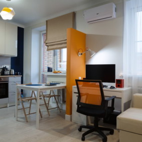 Table d'ordinateur dans le salon