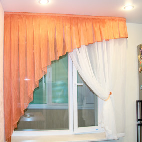 Rideau rose et tulle blanc