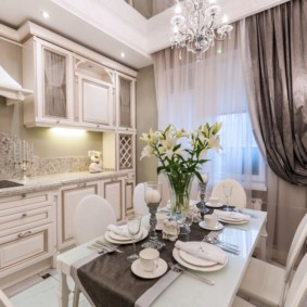 Cuisine classique avec rideau asymétrique