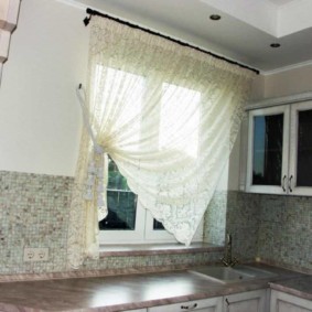 Rideau transparent sur un côté de la fenêtre de la cuisine