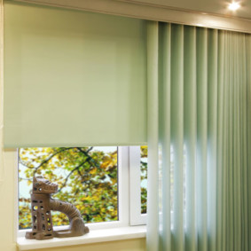 Stores enrouleurs sur une fenêtre en plastique