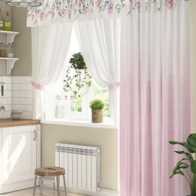 Batterie de chauffage sur le mur de la cuisine avec balcon