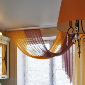 Tulle coloré sur la fenêtre de la cuisine