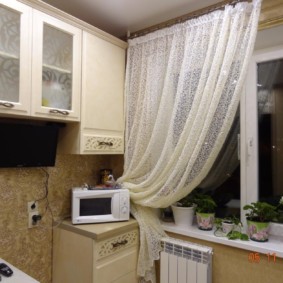 Fleurs d'intérieur sur le rebord de la fenêtre dans la cuisine