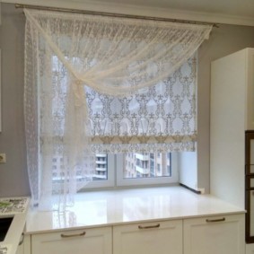 Armoires pour le stockage des aliments sous le rebord de la fenêtre de la cuisine