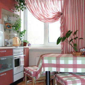 Nappe sur la table à manger