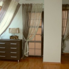 Rideau asymétrique sur la porte de la cuisine