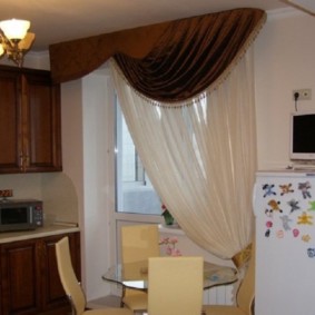 TV sur le réfrigérateur dans la cuisine d'une maison à panneaux