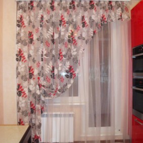 Rideau panaché d'un côté de la fenêtre