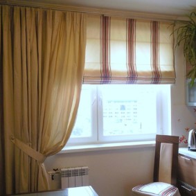 Rideau romain à l'intérieur de la cuisine