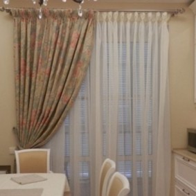 Rideau unilatéral sur un avant-toit rond