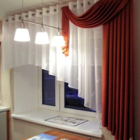 Rideaux rouges et blancs sur la fenêtre de la cuisine