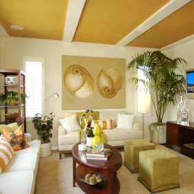 Beyaz kirişli sarı tavan