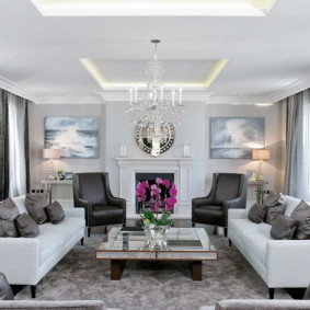 İki konforlu kanepeli aydınlık oturma odası