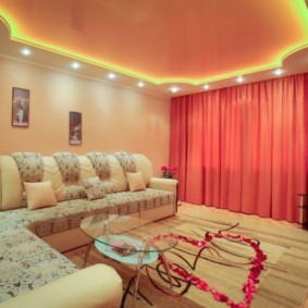 Özel bir evin oturma odasında kırmızı perdeler