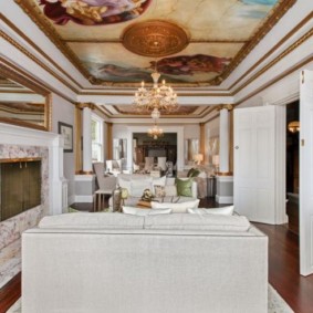 Salonda sanat tavan boyama