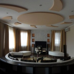 Kanepenin arkası kavislidir