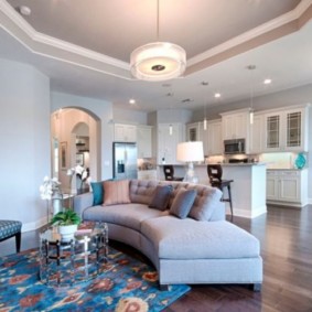 Geniş bir odada laminat parke