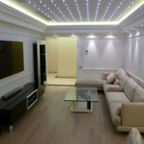 Salon tavanındaki spot ışıkları