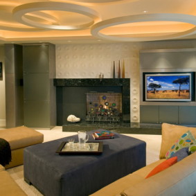 Salonun tavanında yüzer alçıpan halkaları